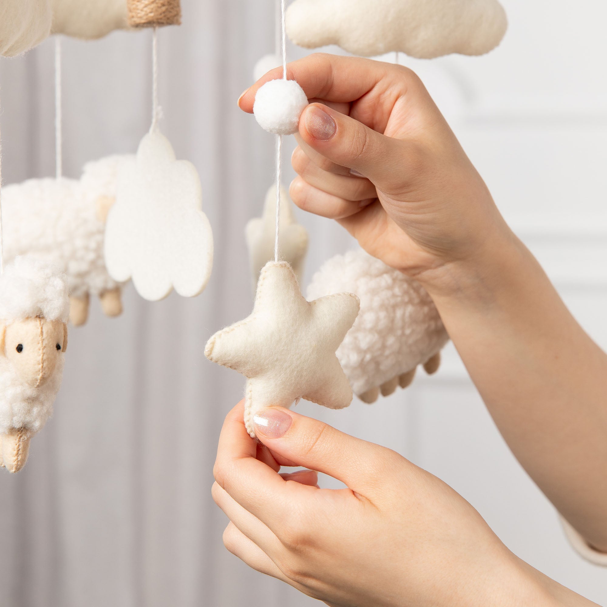 Baby Mobile SCHÄFCHEN I Filz | 🪡 inkl. einer Stickzeile
