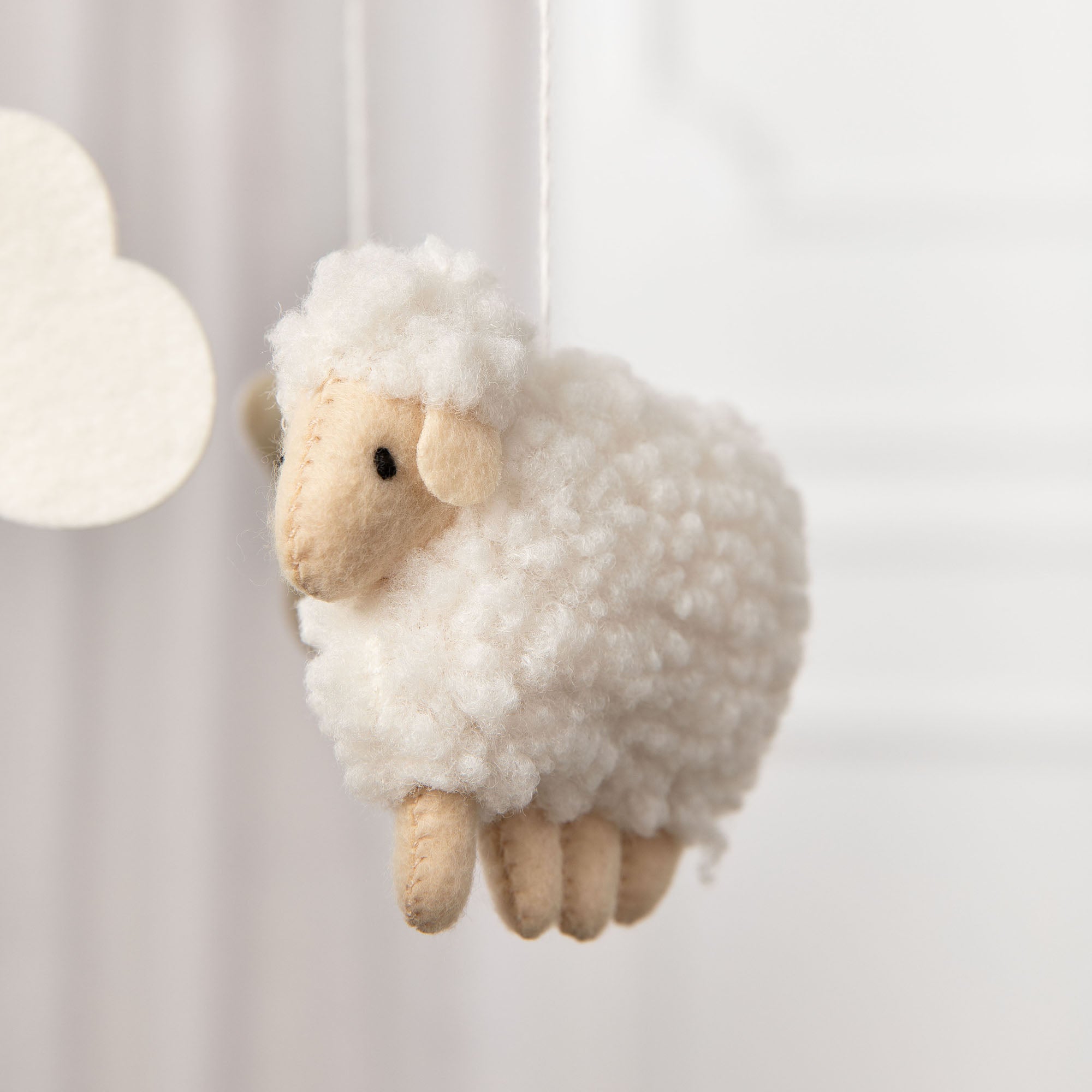 Baby Mobile SCHÄFCHEN I Filz | 🪡 inkl. einer Stickzeile