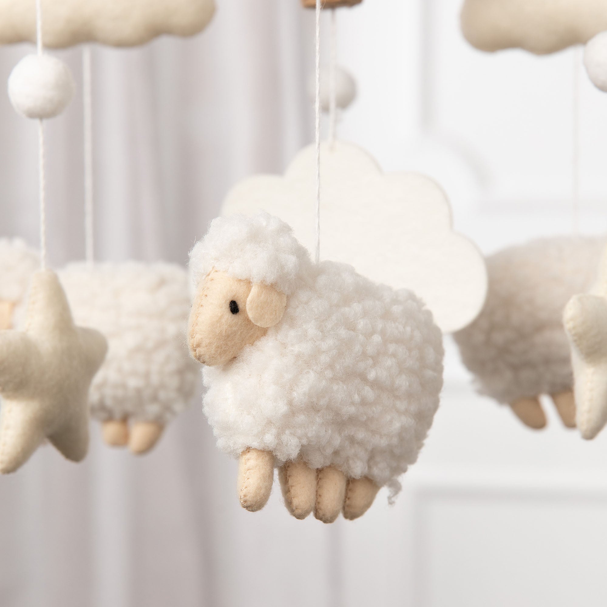 Baby Mobile SCHÄFCHEN I Filz | 🪡 inkl. einer Stickzeile