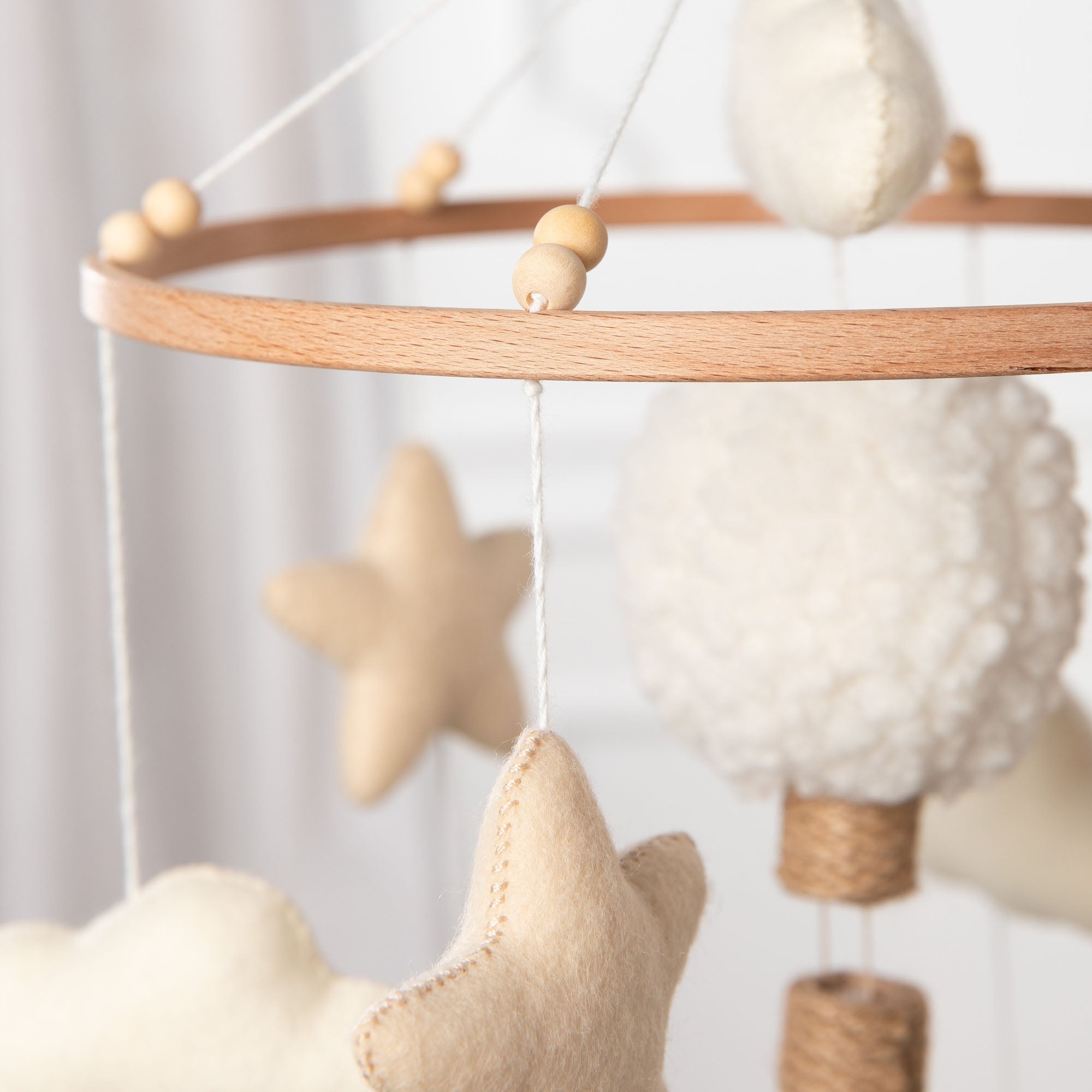 Baby Mobile SCHÄFCHEN I Filz | 🪡 inkl. einer Stickzeile
